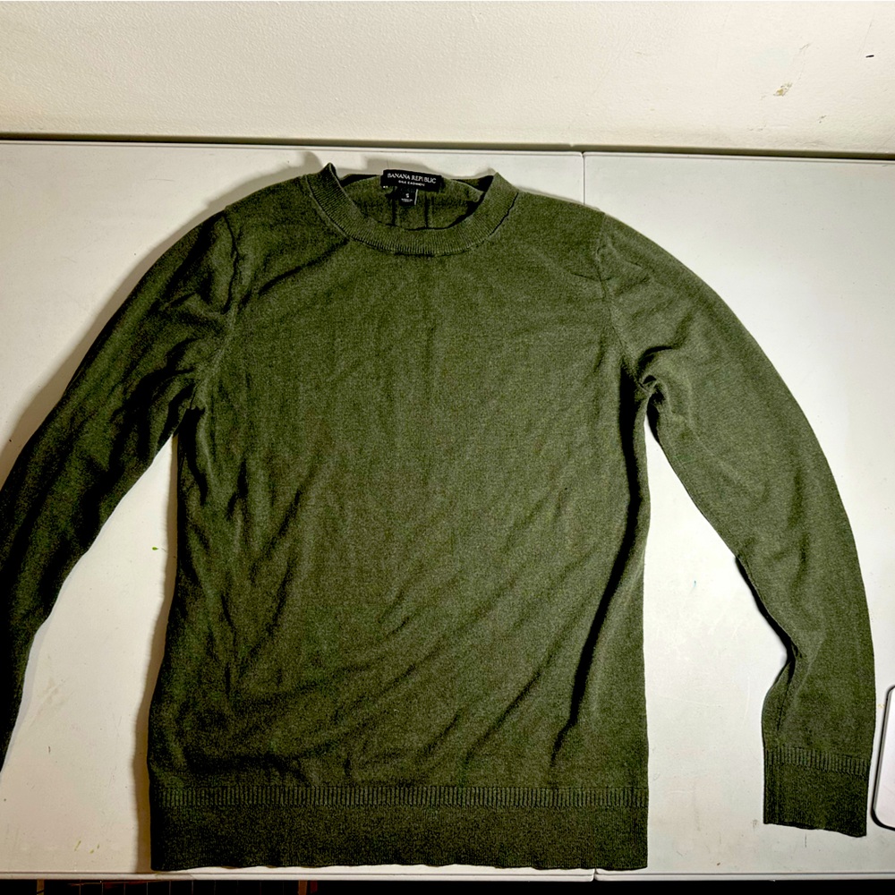 Banana Republic silk cashmere lightweight sweater. Mossy green color.